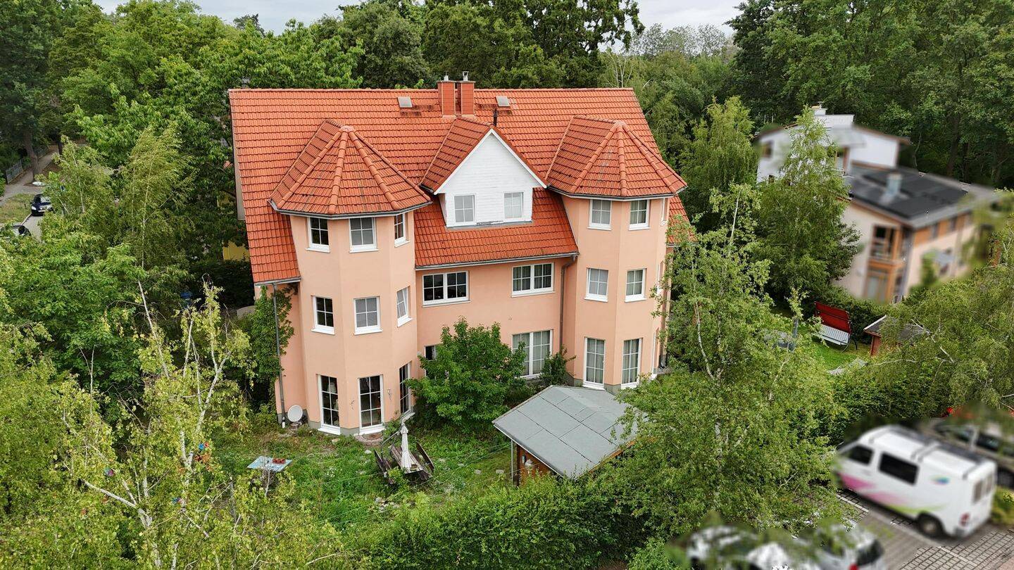 Attraktive Haushälfte in begehrter Lage zu verkaufen! – Kleinmachnow – Bild 1 von 9