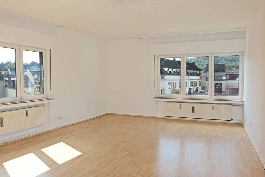 Helle 80qm Wohnung mit uneinsehbaren 10qm Balkon