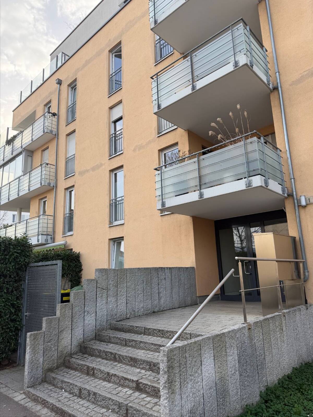 Moderne helle 1,5 - Zimmer Wohnung mit Balkon und herrlicher Aussicht zentral in Freiburg-Rieselfeld – 79111 Freiburg im Breisgau – Bild 1 von 9