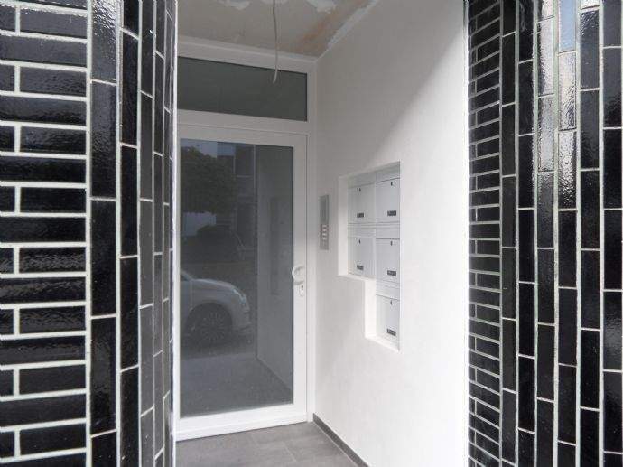 Köln-Sürth (Rheinnähe); helle, renovierte Dreizimmerwohnung mit großer Terrasse; WG geeignet
