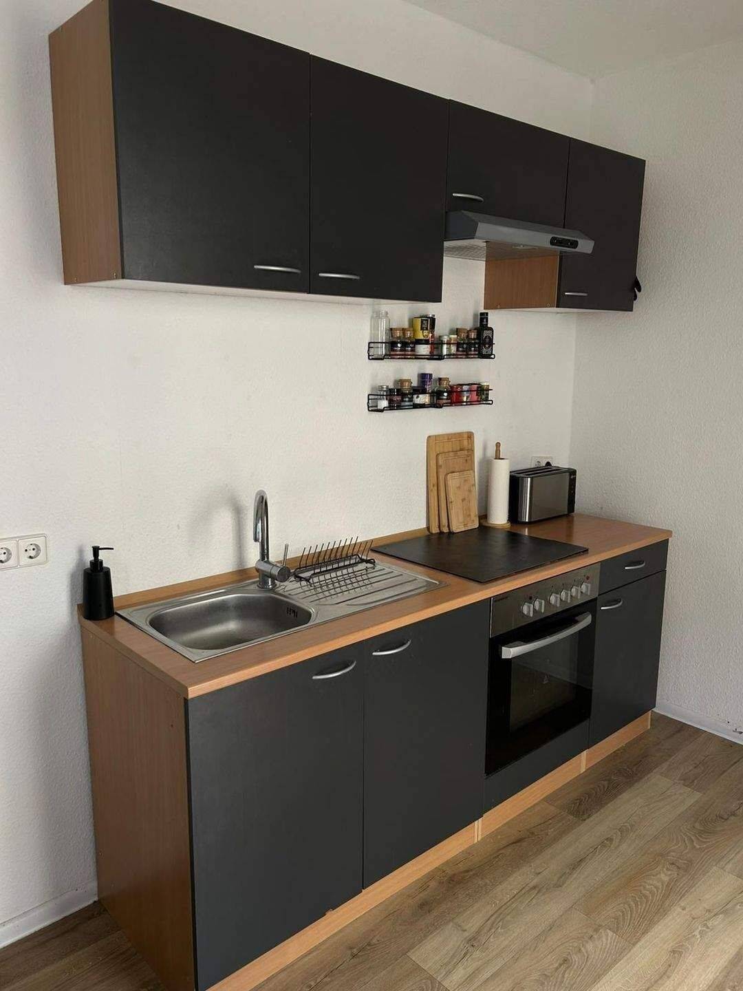Familienfreundliche 3,5-Zimmer-Wohnung mit Balkon – Chemnitz – Vorschaubild 3