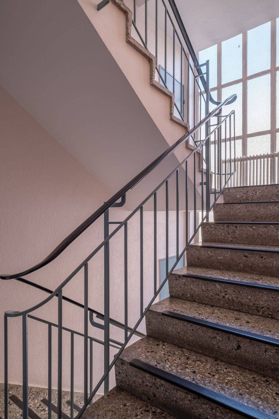 Frisch saniertes 1-Zimmer-Apartment mit großer Süd-Loggia und Tiefgarage – Berlin – Vorschaubild 8
