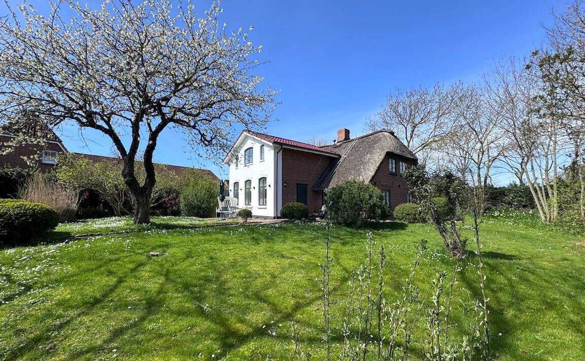 Historische Doppelhaushälfte mit Liebe zum Detail und Doppelgarage – Sylt – Bild 1 von 9