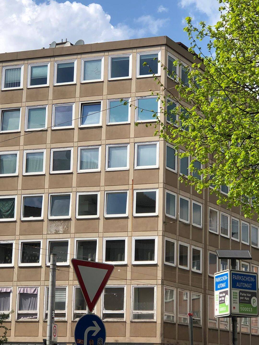 Sofortbezug: 2-Zimmer zentrumsnahe Lage mit Ausblick aus dem 6.Stock mit Aufzug – Nürnberg – Vorschaubild 2
