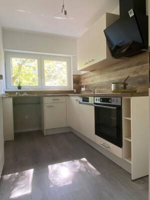 Frisch renoviertes Wohlfühldomizil mit eigener Terrasse im Grünen! (70qm)