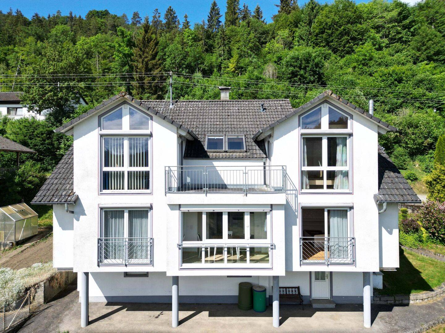 Familienhaus mit 2 Wohnungen. 7 Zimmer. 183 m². Traum-Ausblick. 3 Garagen. Herrliches Grundstück. – Epfendorf – Vorschaubild 2