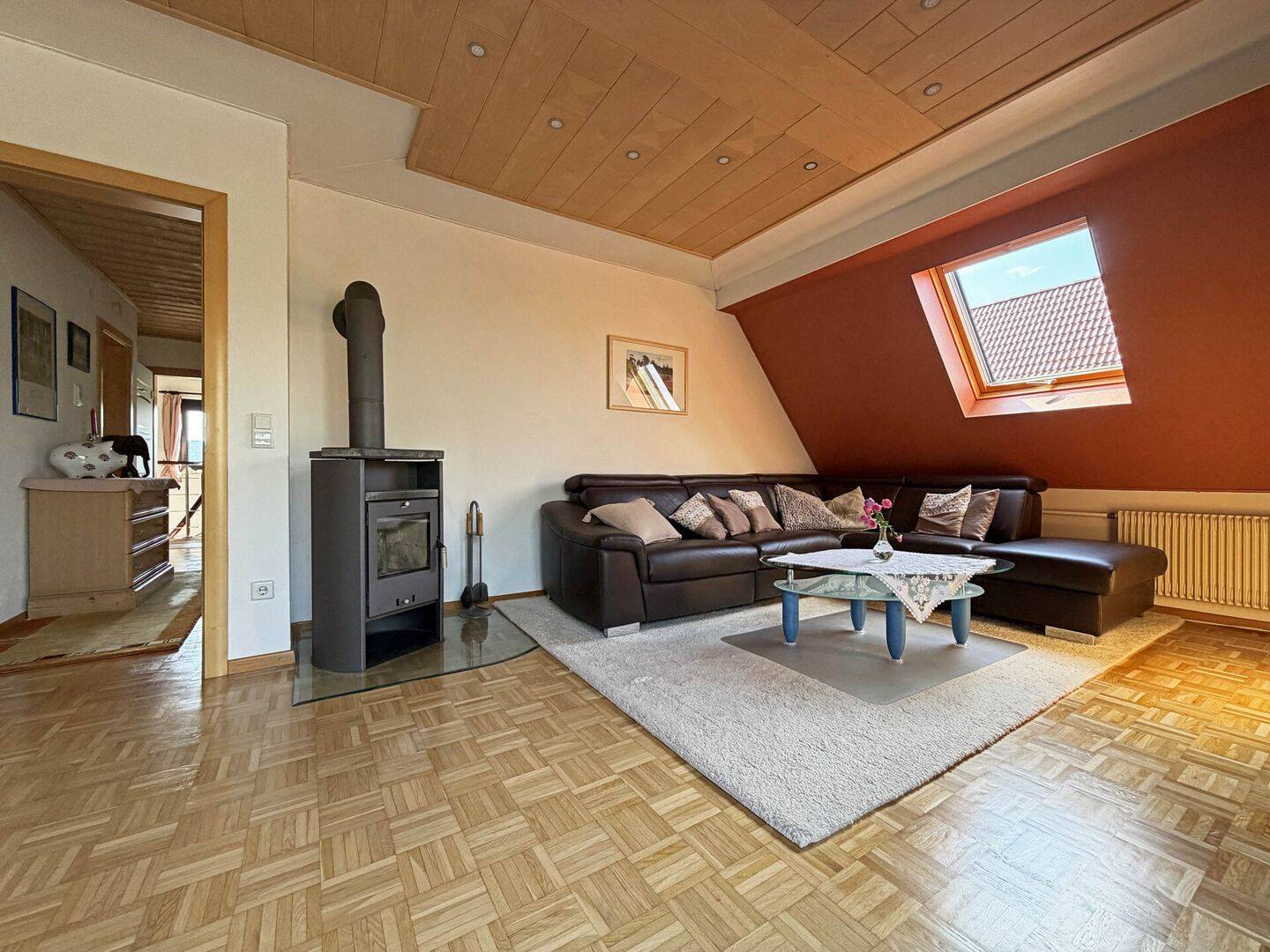 Doppelt wohnen, einfach glücklich. 2 Wohnungen. 6 Zimmer auf 163 m². Gartenoase. Terrassen. Garagen. – Aldingen – Vorschaubild 2