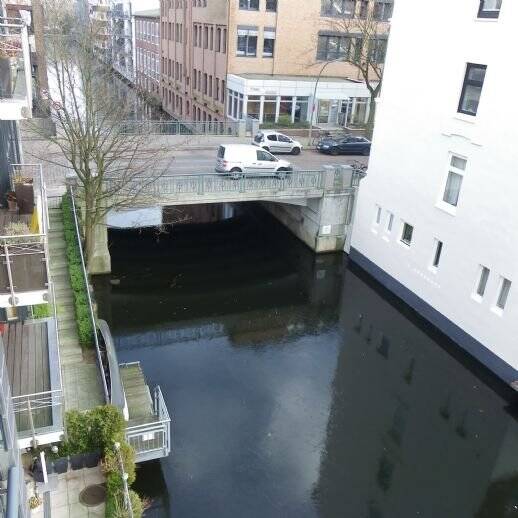 lichtdurchflutete 3 Zimmer Wohnung / Balkon/ Fahrstuhl/ Fußbodenheizung/ Tiefgaragenstellplatz / Wasserblick / teilmöbliert / ab 01.08.2026 frei – Hamburg – Vorschaubild 7