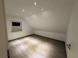 Moderne, sehr hochwertig ausgestattete 4,5 Zimmer-DG-Wohnung – 71069 Sindelfingen – Vorschaubild 8