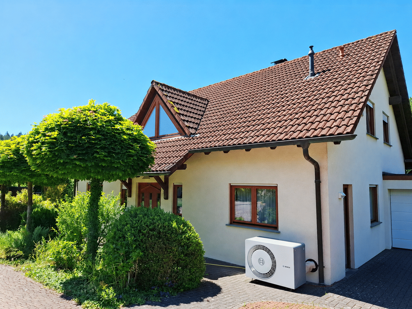 Gepflegtes Einfamilienhaus mit neuer Wärmepumpe, Fußbodenheizung und Traumgarten in Mettlach – Mettlach – Vorschaubild 2