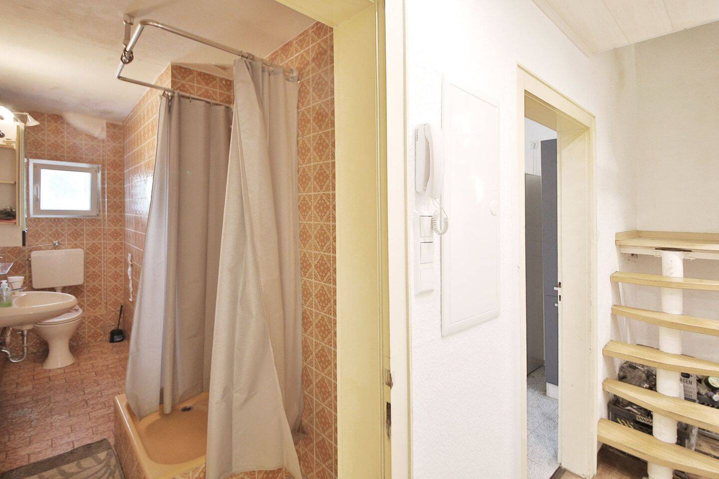 Reihenmittelhaus mit zwei Wohnungen und großzügigem Garten in guter Wohnlage – Karlsruhe – Vorschaubild 9