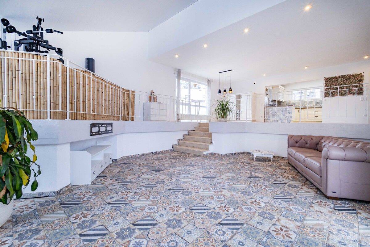Nur für kurze Zeit! Villa mit Hallenbad, Sauna und großem Garten