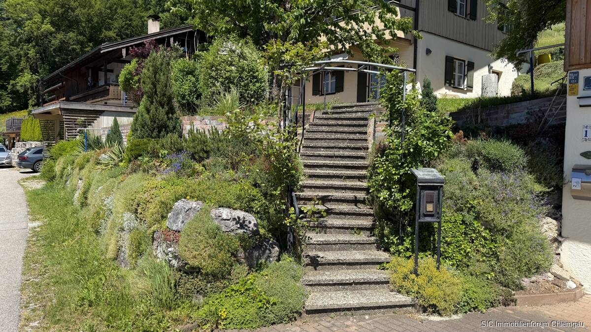 Familiengerechtes Einfamilienhaus mit Garten, Doppelgarage und Doppelcarport in sonniger Lage – Siegsdorf – Vorschaubild 3