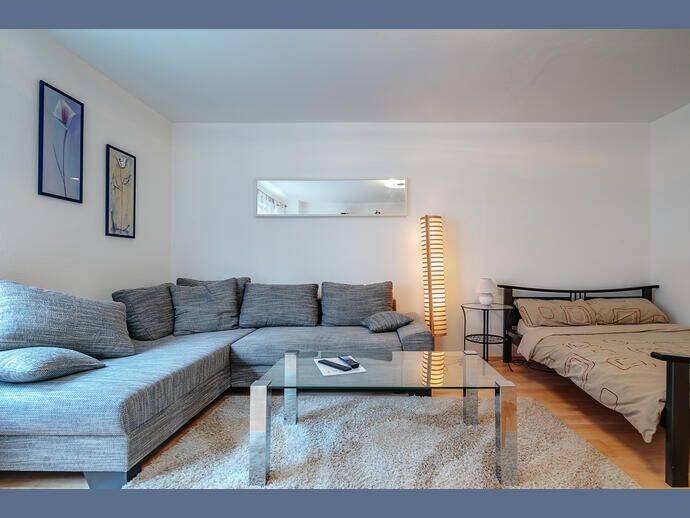Möbliert: Großzügige möblierte 1,5-Zimmer Wohnung – München – Vorschaubild 2