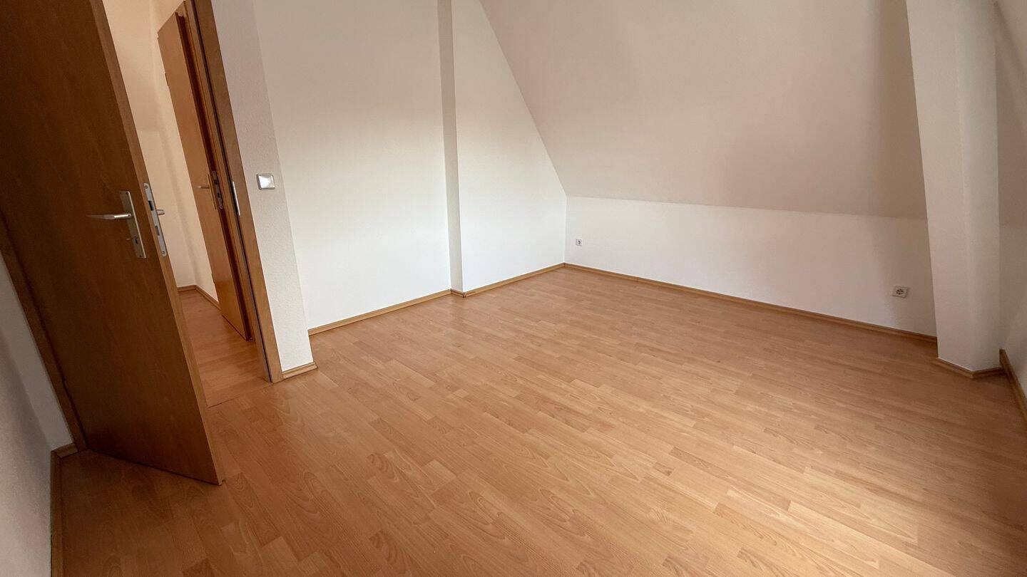 Am Heimgarten im DG ! Bad mit Fenster + Dusche / offene Küche – Chemnitz – Vorschaubild 6
