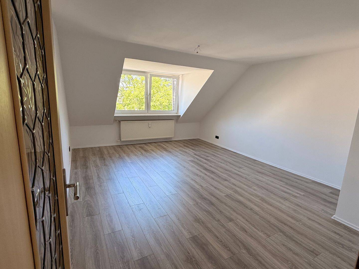 Exklusives Wohnen am Toelleturm - Charmante Dreizimmer-Dachgeschosswohnung mit EBK und Stellplatz – Wuppertal – Vorschaubild 4