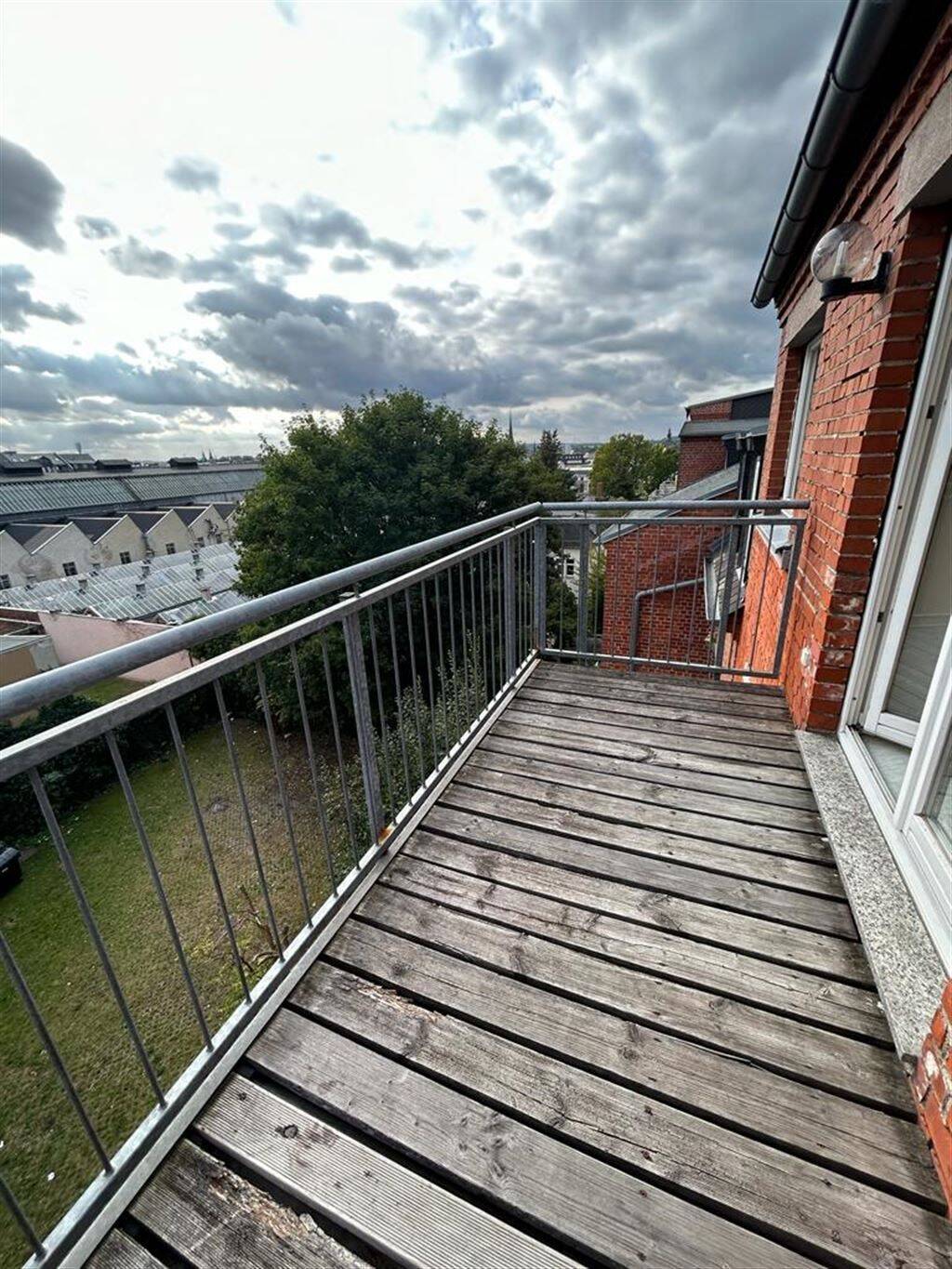 Großzügige DG 2-Zimmer mit Laminat, EBK, Balkon und Wannenbad! – Chemnitz – Vorschaubild 2