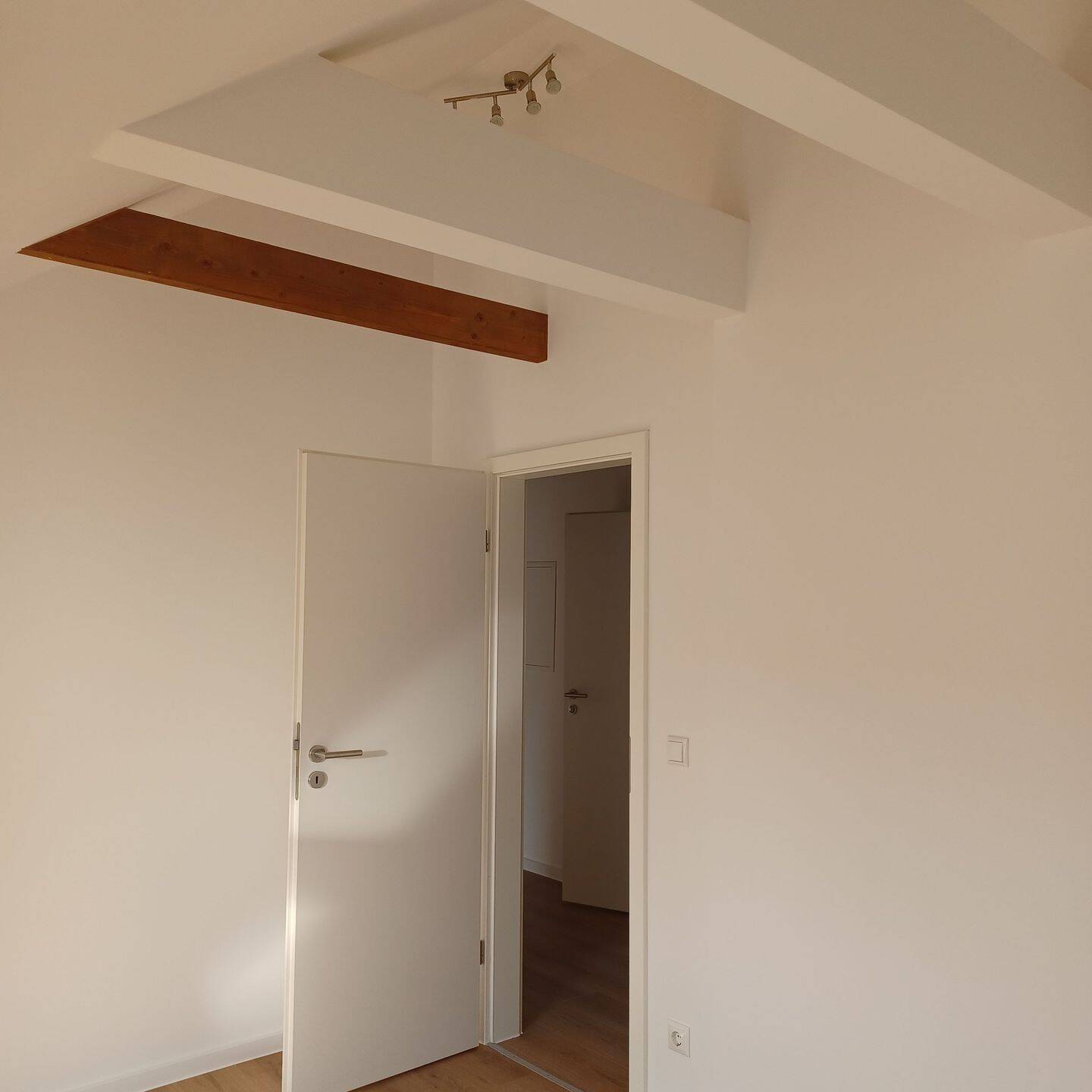 Helle, renovierte 2-Zimmer-Dachgeschosswohnung in zentraler Lage – Nürnberg – Vorschaubild 5