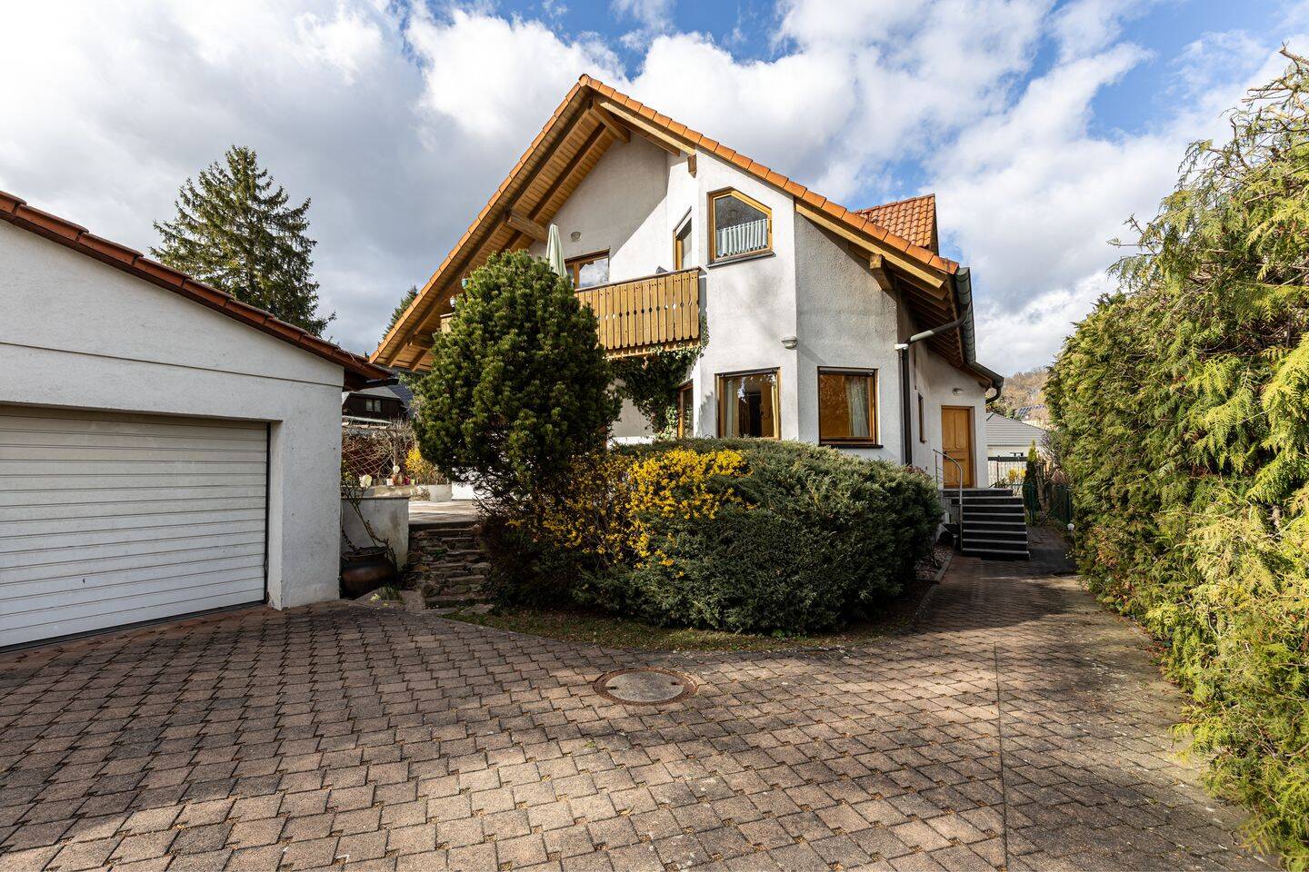 Modernisiertes Mehrfamilienhaus mit 3 Wohneinheiten, Doppelgarage & großem Grundstück