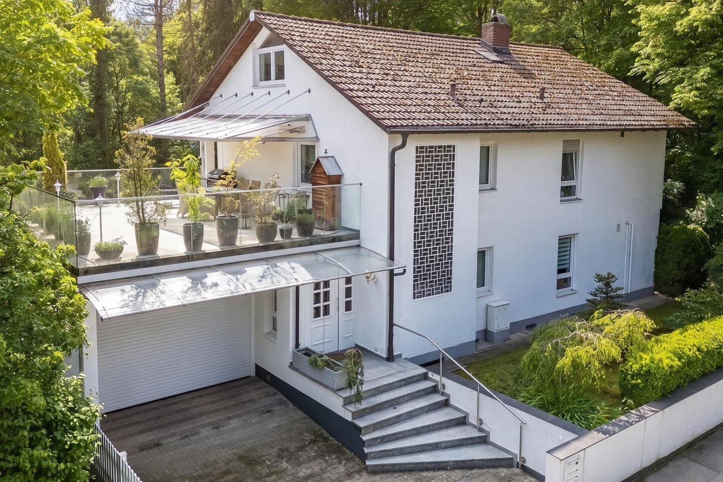 Ein besonderes Zuhause im Grünen: Großzügiges Zweifamilienhaus mit Platz für Generationen