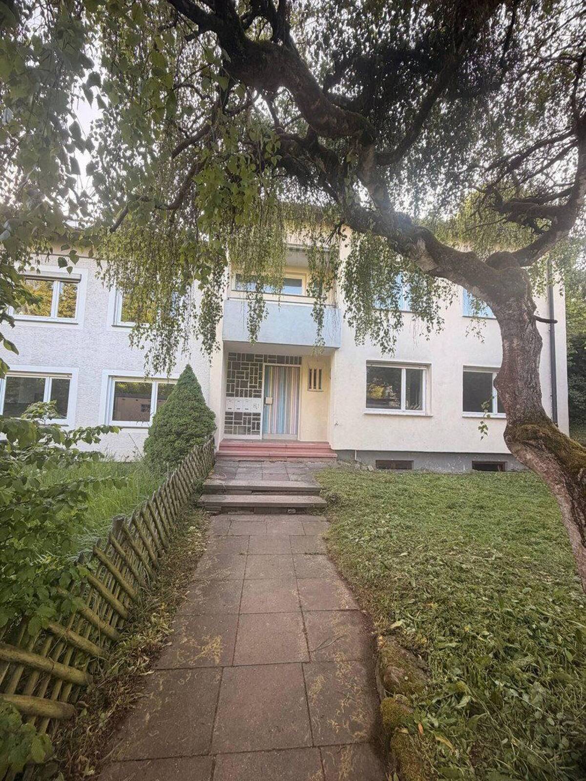 Vielseitiges Mehrfamilienhaus in Top-Lage von Stuttgart-Büsnau! Sofort bezugsfrei & provisionsfrei! – 70569 Stuttgart – Bild 1 von 9