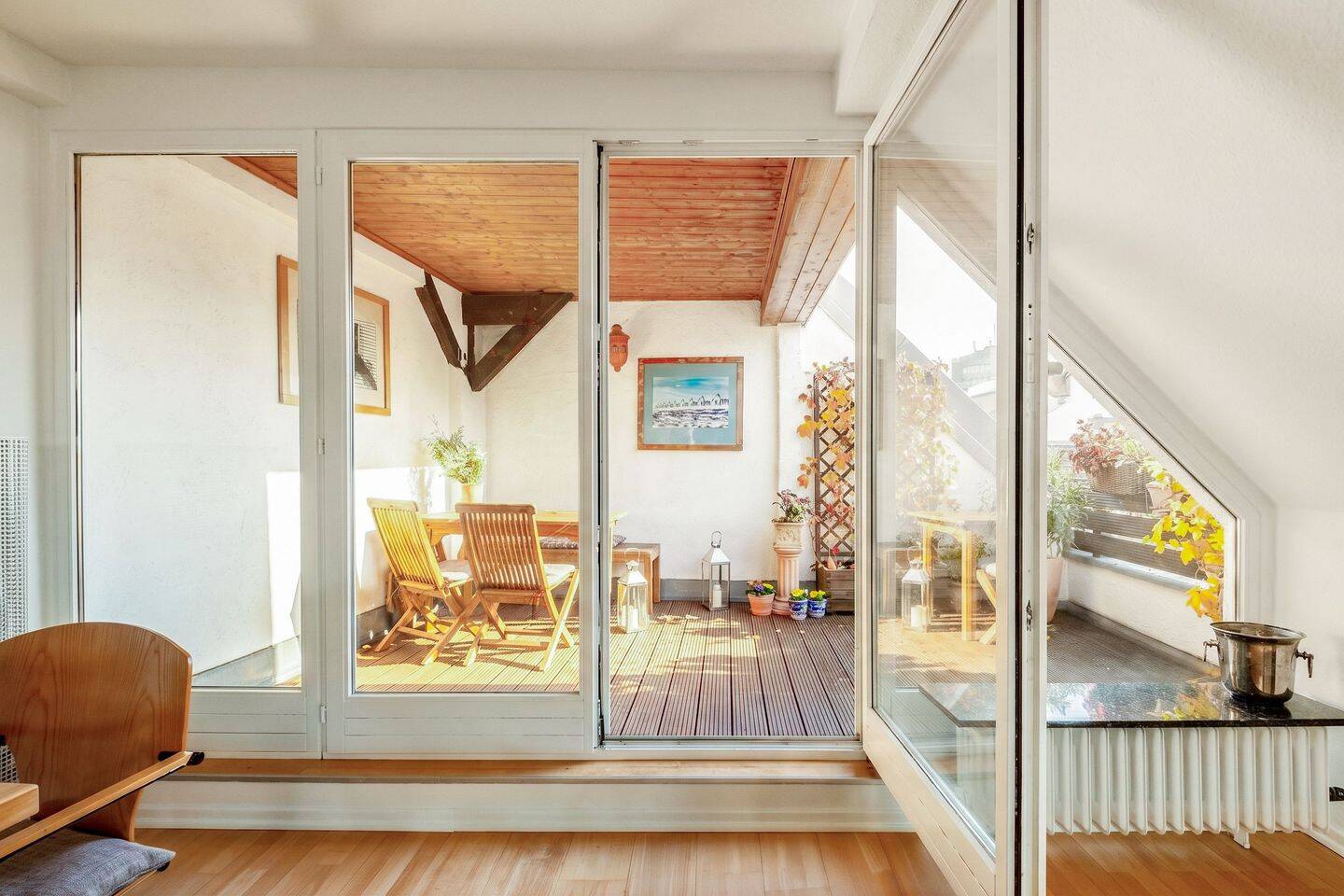 Dachgeschoss-Refugium mit West-Terrasse in imposantem Gründerzeitaltbau
