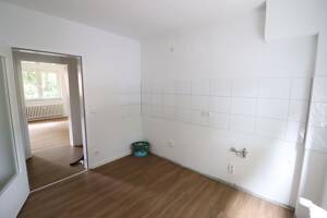 Ab 01.10. Ersteinzug nach Sanierung, 3,5-Zimmer Wohnung mit Balkon, Fernwärme in Parklage – 46117 Oberhausen – Vorschaubild 2