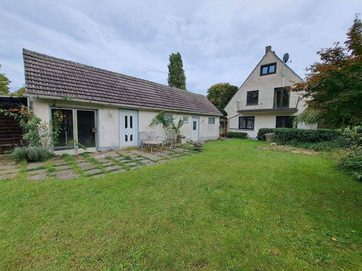 SOLLER - IMMOBILIEN 1-2 Familien-Haus (sanierungsbedürftig) auf 1218 m² Grundstück mit einer weiteren Bauzone – 28755 Bremen – Bild 1 von 9