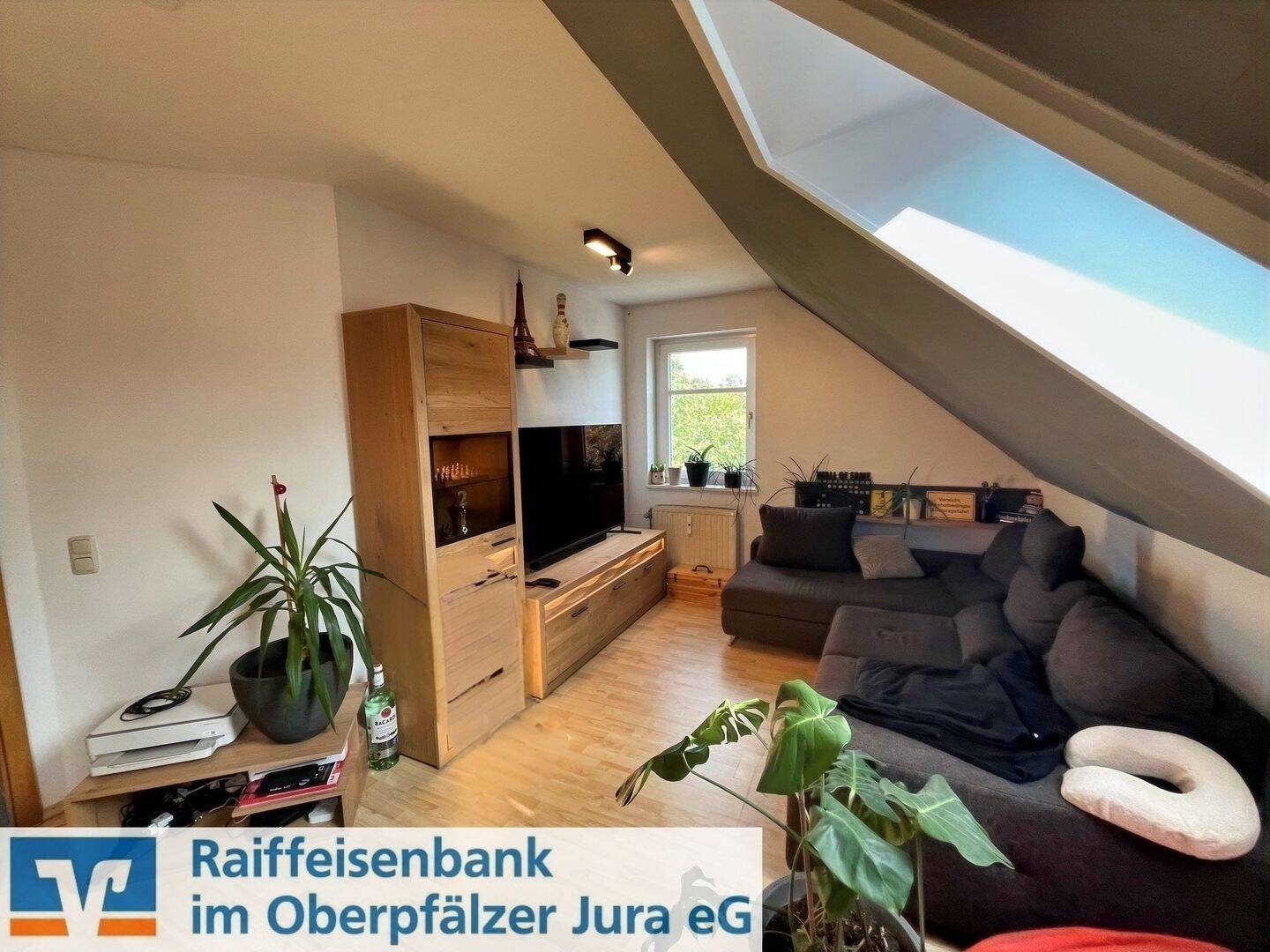 Attraktive Kapitalanlage: Vermietete 2,5-Zimmer-Dachgeschosswohnung in gefragter Lage von Nittendorf