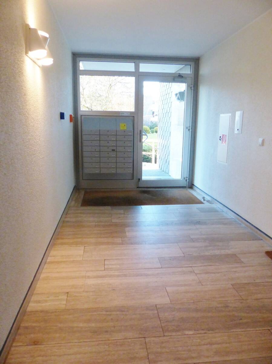 ++ VOLL MÖBLIERTES BARRIEREFREIES APPARTEMENT MIT BALKON UND AUFZUG ++ – Solingen – Vorschaubild 2