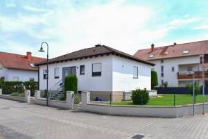 Freistehender Bungalow mit Garten, Garage, ELW und großzügigem Grundstück in Groß-Rohrheim