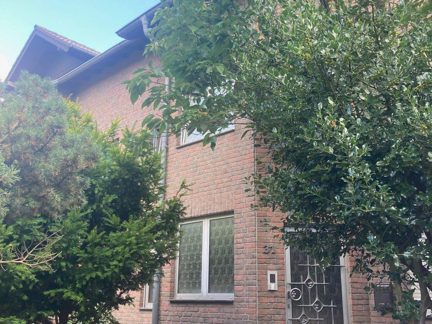 Solide Liegenschaft mit Einliegerwohnung großem Garten, Terrasse, Balkon und Doppelgarage in gesuchter Lage von Jülich ! – Jülich – Bild 1 von 9