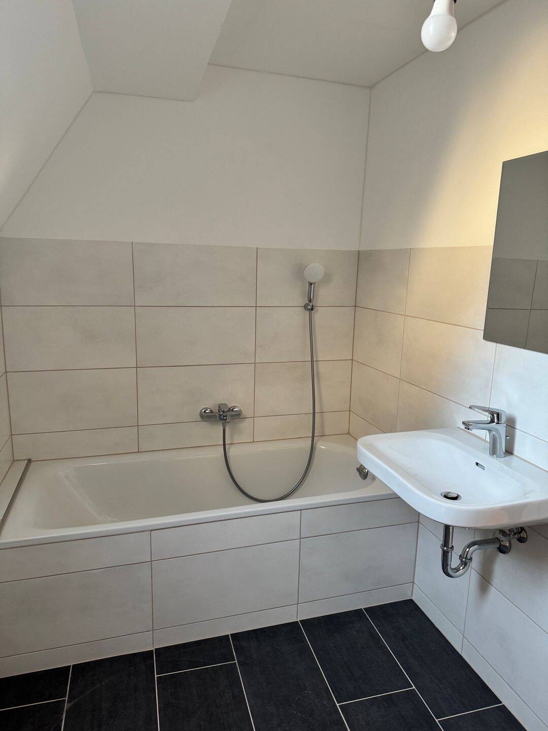 Sofort frei! Frisch renovierte 75 m² Maisonette-Wohnung in zentraler Lage von Ochsenfurt – Ochsenfurt – Vorschaubild 4