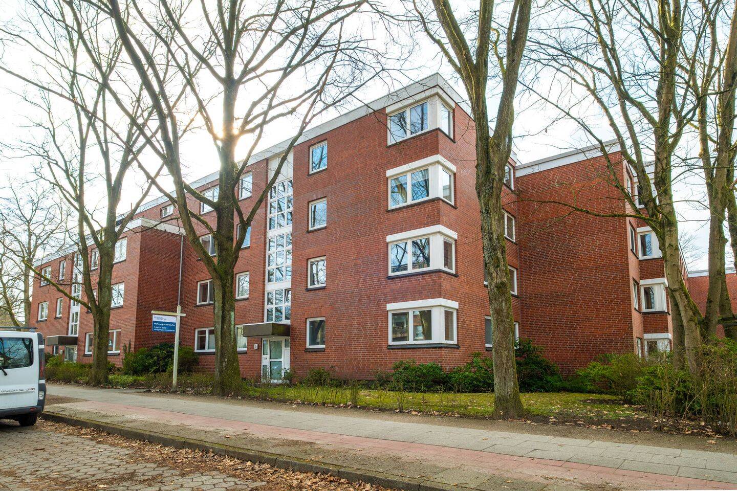 Zentral in Rissen: 3- Zi.-Wohnung im Hochparterre mit Loggia & Tiefgarage – Hamburg – Bild 1 von 9