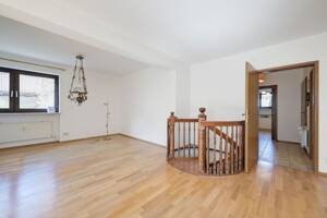 Charmante 3-Zimmer Erdgeschoßwohnung mit Souterrain und sonnigem Garten – 81825 München – Vorschaubild 2