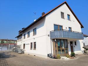 Groß, grundsolide und vielseitig nutzbar: Repräsentatives Wohn- und Geschäftshaus mit großem Grundstück in bester Gewerbelage von ER-Bruck