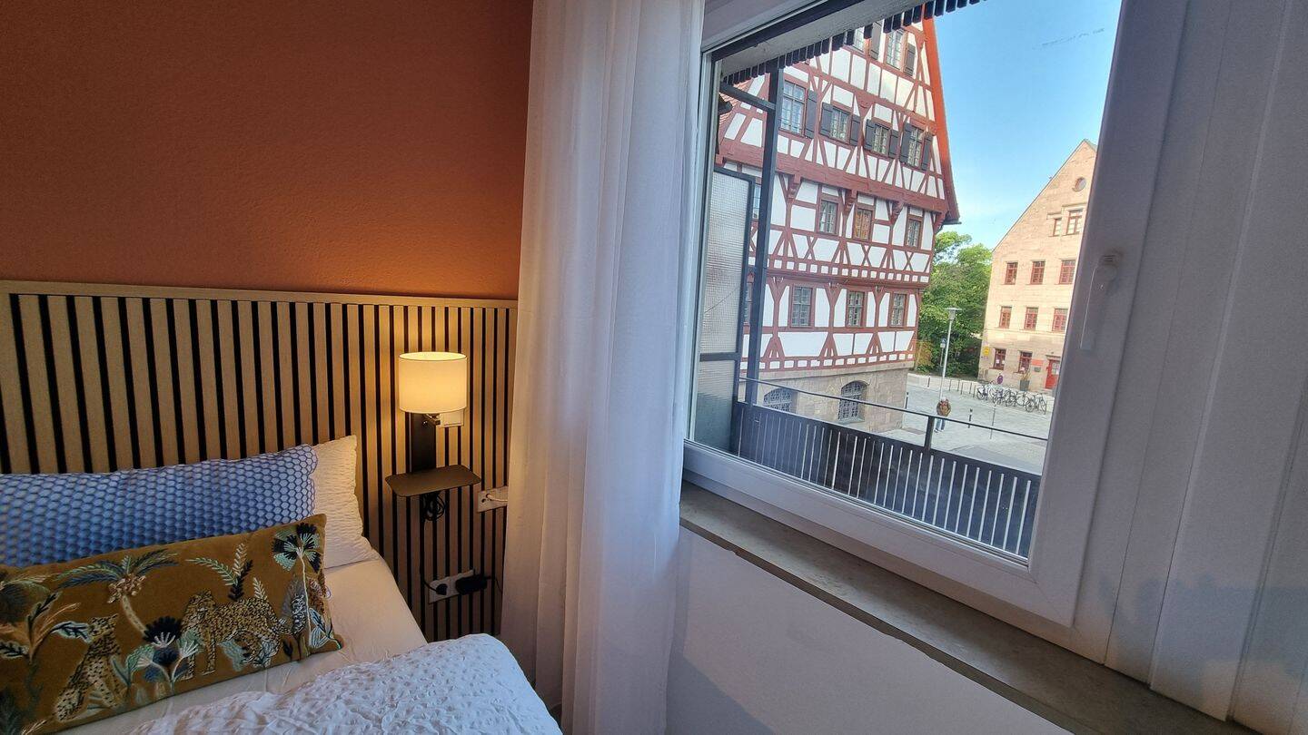 Wohnen auf Zeit I Design-Apartment in Sebald: Top-saniert, voll möbliert & 2 Balkone – Nürnberg – Vorschaubild 2