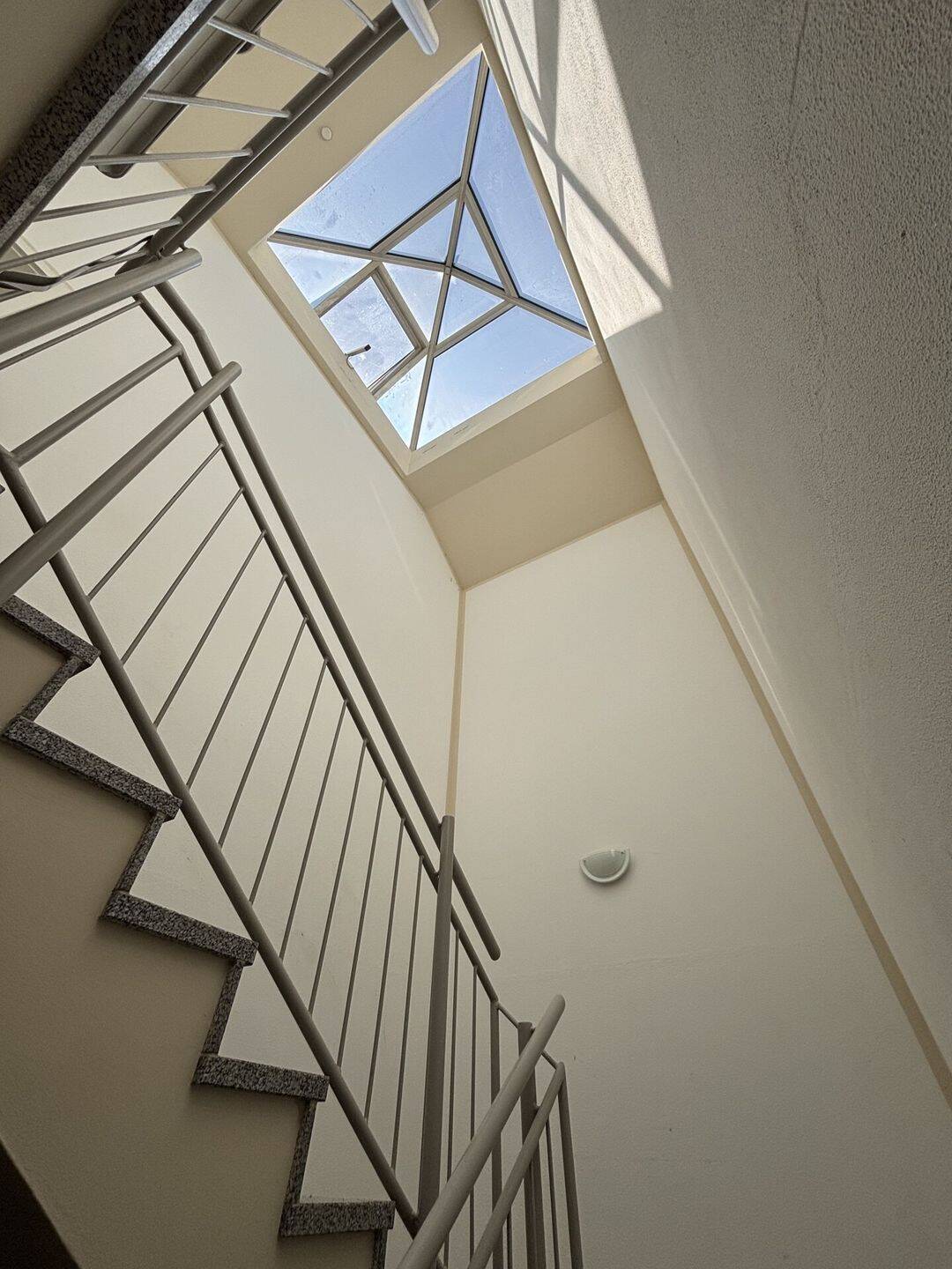Attraktive 2-Raum-Wohnung in zweiter Reihe mit zwei Balkonen und Tiefgaragenstellplatz – Dresden – Vorschaubild 9