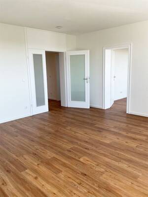 Wohngenuss & Rheinblick, frisch modernisiert mit Rundum-Panorama-Balkon, neues Bad, Gäste-WC, Aufzug – 50968 Köln – Vorschaubild 4
