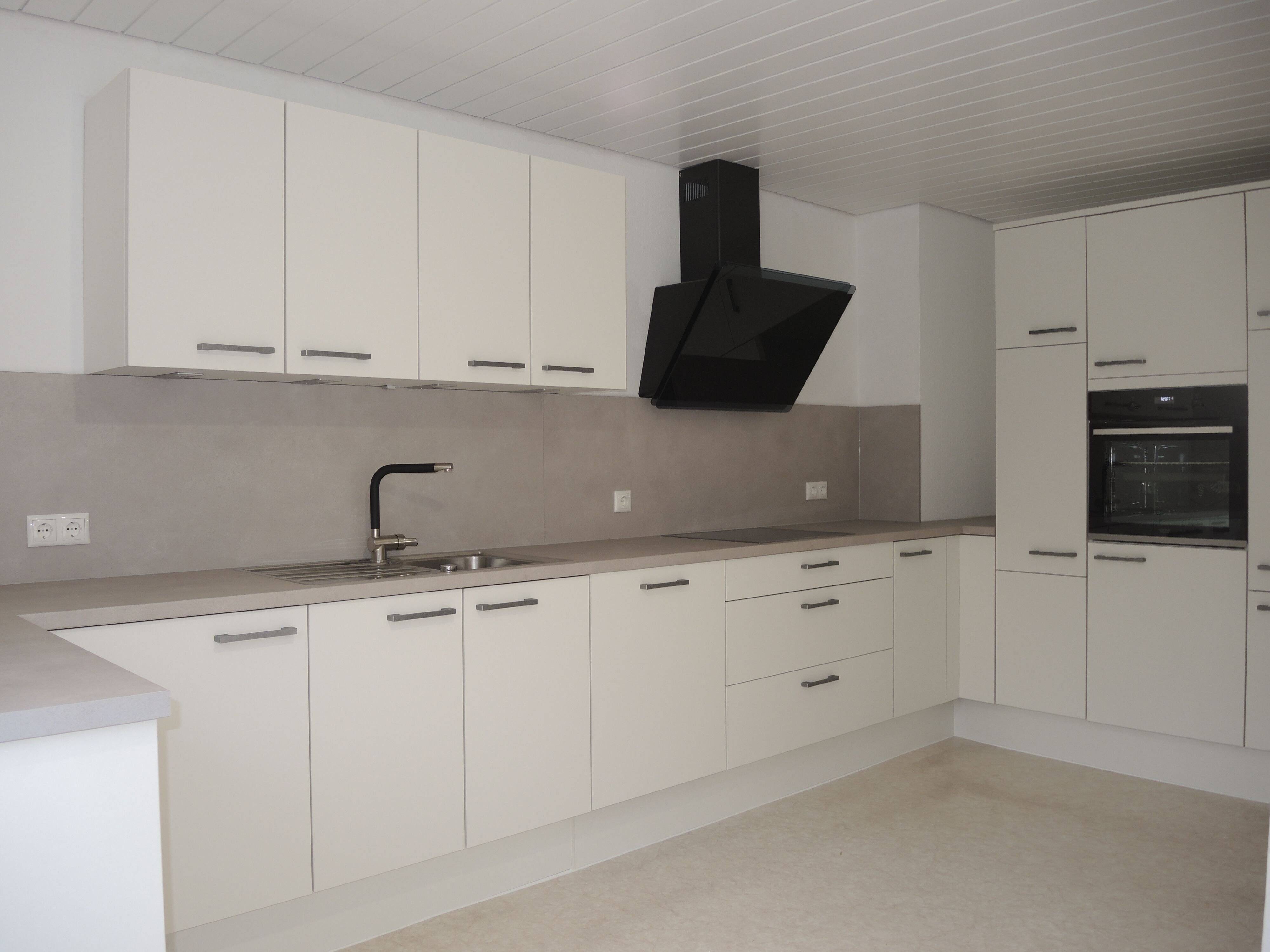 Großzügige geschnittene 3-Zimmer Wohnung, ca. 111 m², Einbauküche inkl. Elektrogeräte, kleiner Balkon; Bad Brückenau zentral