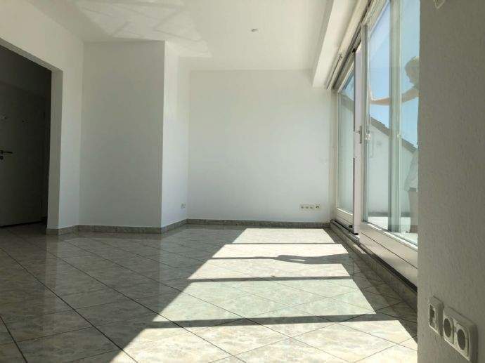 Großzügige und gut geschnittene DG Wohnung in gesuchter Lage direkt am Schmölderpark gelegen. Große Terrasse ! – Mönchengladbach – Vorschaubild 3