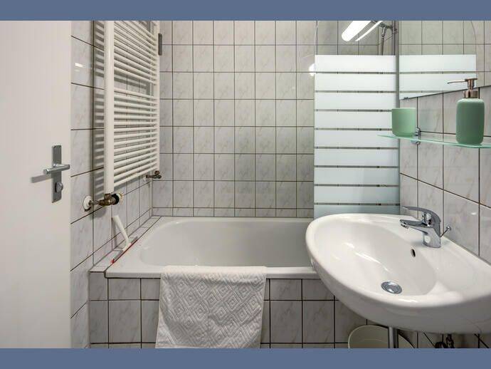 Möbliert: Sehr freundliche 1-Zi-Wohnung mit großer Loggia – München – Vorschaubild 8