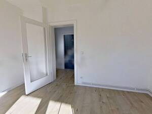 Große 2-Zimmer-Wohnung mit BALKON, modernem Wannenbad und viel Lichteinfall – 33649 Bielefeld – Vorschaubild 2