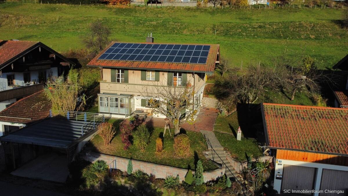 Familiengerechtes Einfamilienhaus mit Garten, Doppelgarage und Doppelcarport in sonniger Lage – Siegsdorf – Vorschaubild 2