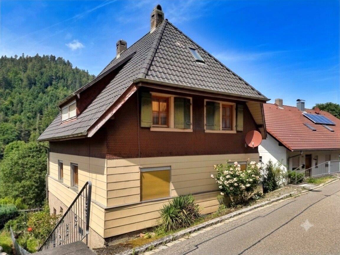 Attraktives Ein- Zweifamilienhaus in Aussichtslage von Forbach-Langenbrand
