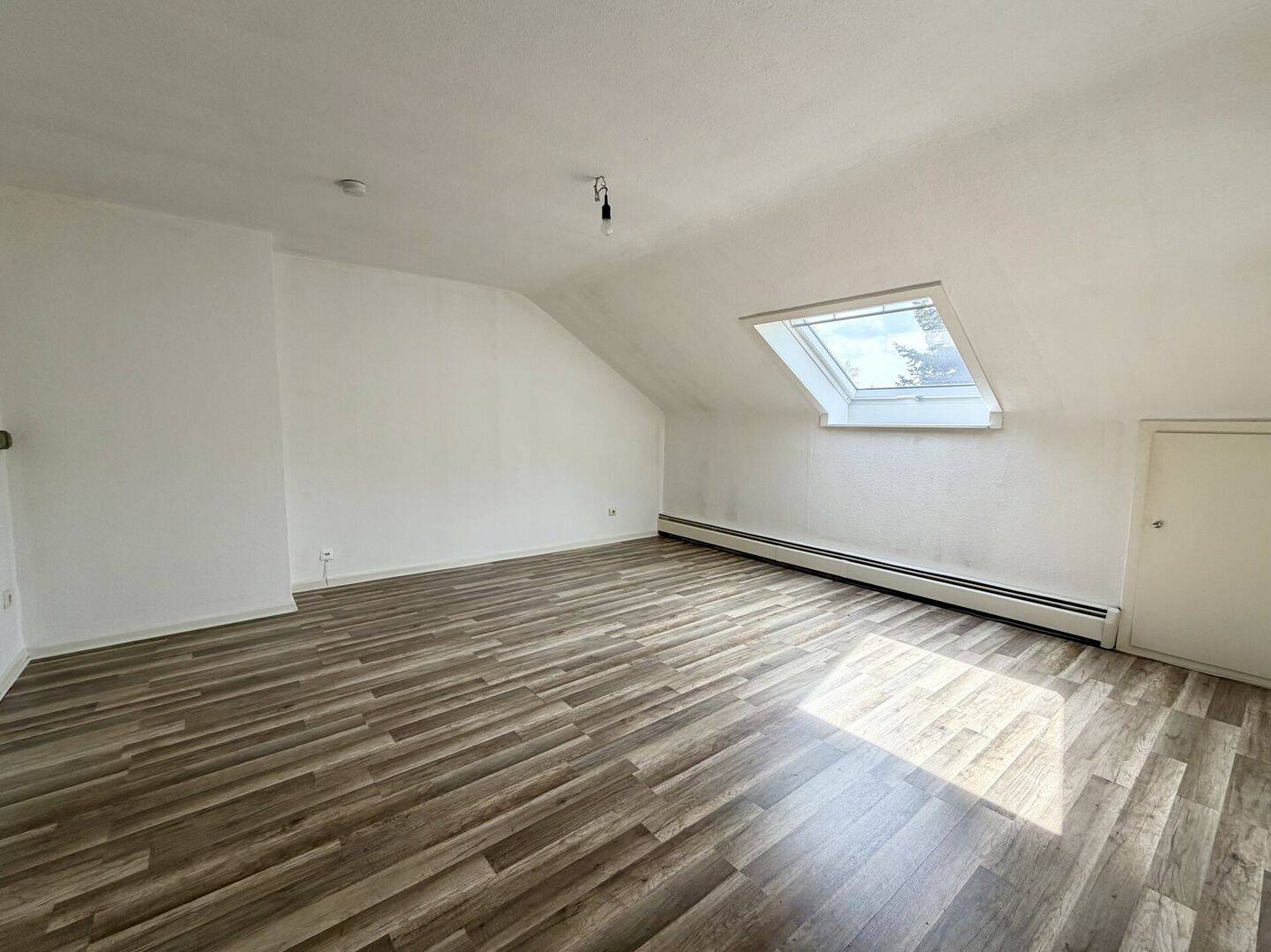 Klein aber fein! Gepflegte 2-Zimmer Dachgeschosswohnung mit Einbauküche! – Mönchengladbach – Vorschaubild 3