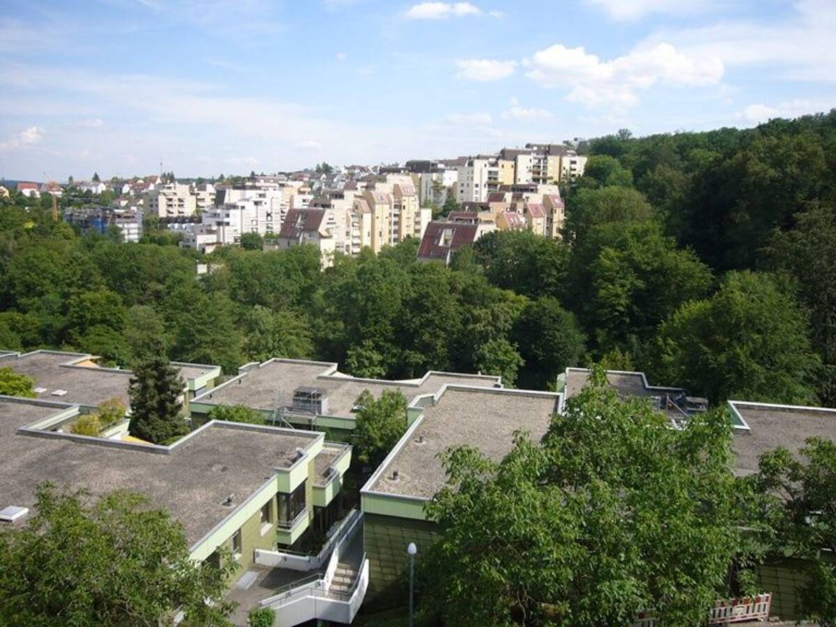 Ruhe - Sonne - Luft und viel Grün: Freie 2 1/2-Zimmer-ETW mit Südost-Balkon und TG-Stellplatz – 70195 Stuttgart – Bild 1 von 9