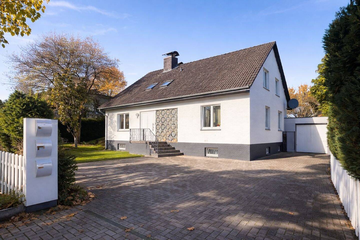 Attraktives Einfamilienhaus mit Einliegerwohnung, Vollkeller & Stellplätzen in ruhiger Wohnlage
