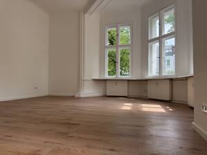 Elegante 5-Zimmer-Altbauwohnung am Wröhmännerpark mit Stuck, Balkon und zwei Bädern. – 13585 Berlin – Vorschaubild 6