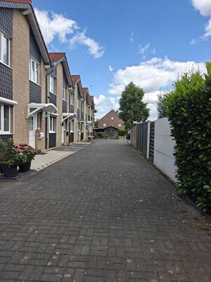 Zuhause ist Familienglück: Ruhiges Wohnen mit überdachter Terrasse & 2 Stellplätzen, Kempener Feld – 47804 Krefeld – Vorschaubild 3